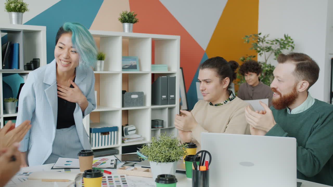 현대적 인 사무실 에서 성공 을 축하 하는 팀