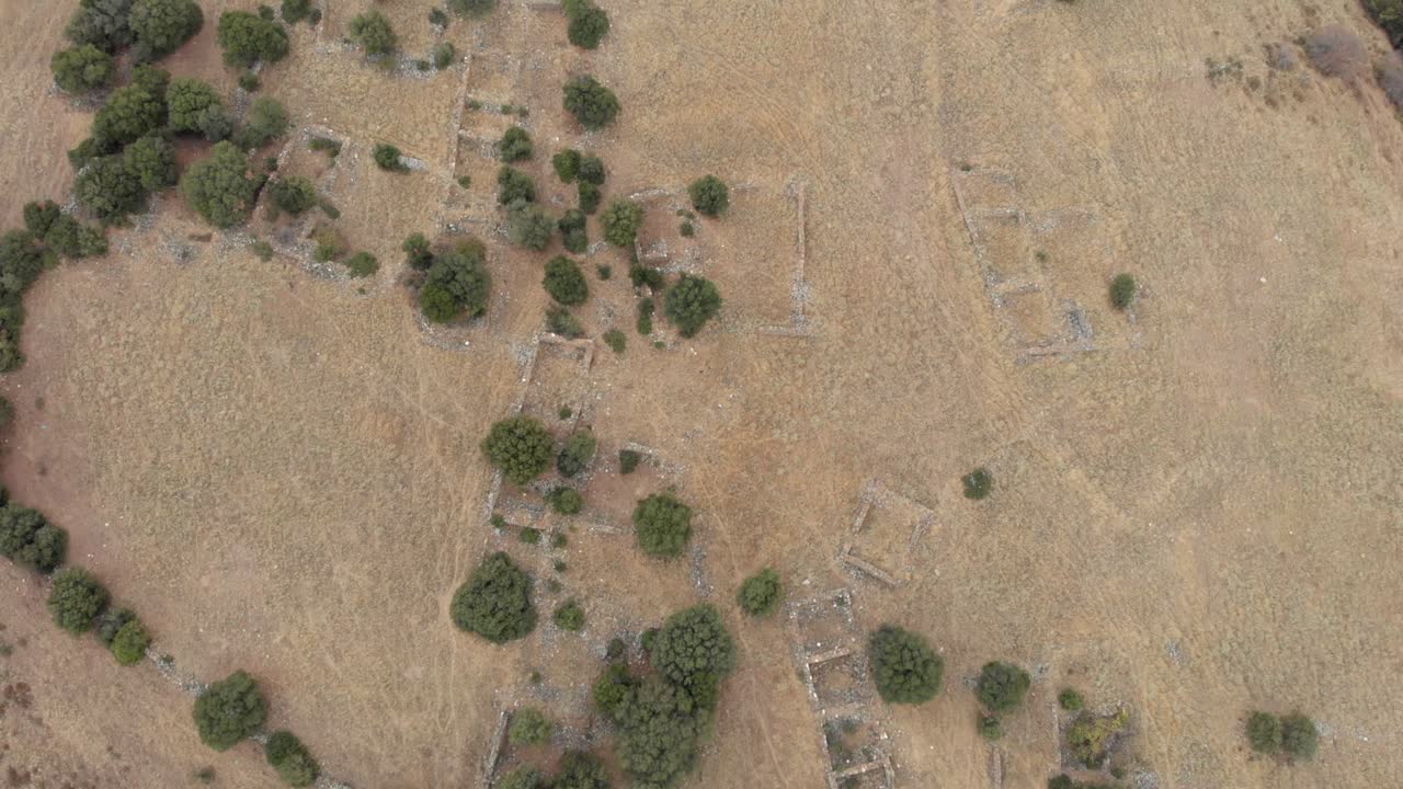 video de drones sobre el antiguo pueblo antiguo ciudad ruinas grecia, campos de día soleado