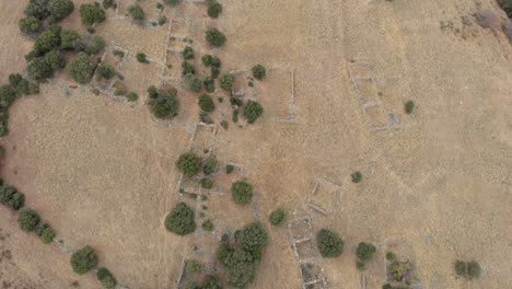 Video-De-Drones-Sobre-El-Antiguo-Pueblo-Antiguo-Ciudad-Ruinas-Grecia,-Campos-De-Día-Soleado