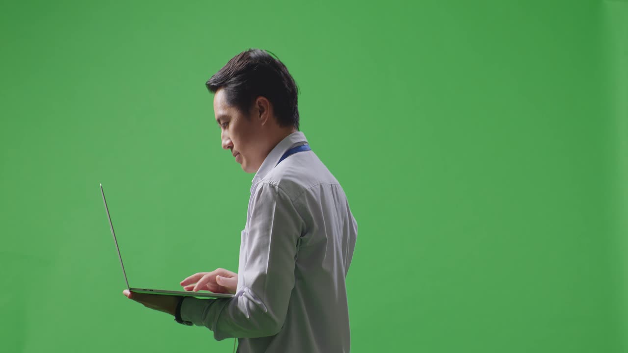 노트북에서 일하는 사업가