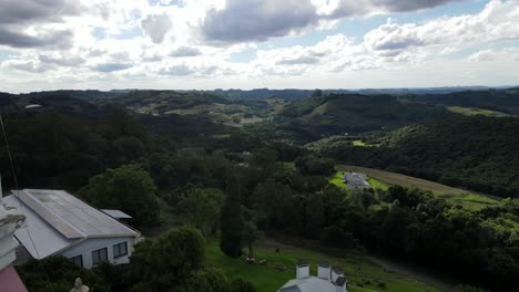 Flyby-Country-Kirchturm-Mit-Engelsstatue-In-Ackerland-Unter-Bewölktem-Himmel