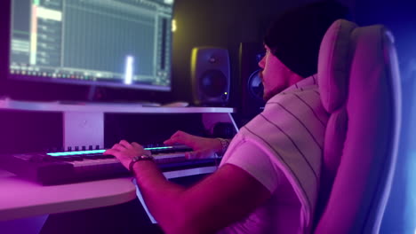 músico en un estudio de grabación profesional