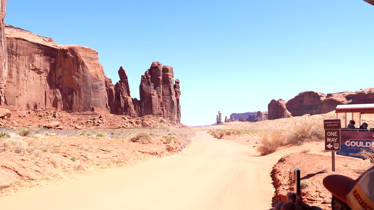 Guidando attraverso il paesaggio desertico della Monument Valley durante un tour