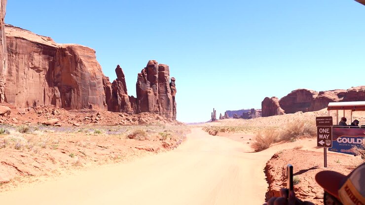 Guidando attraverso il paesaggio desertico della Monument Valley durante un tour