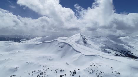 vistas aéreas de los picos de las montañas desde el paso loveland, colorado