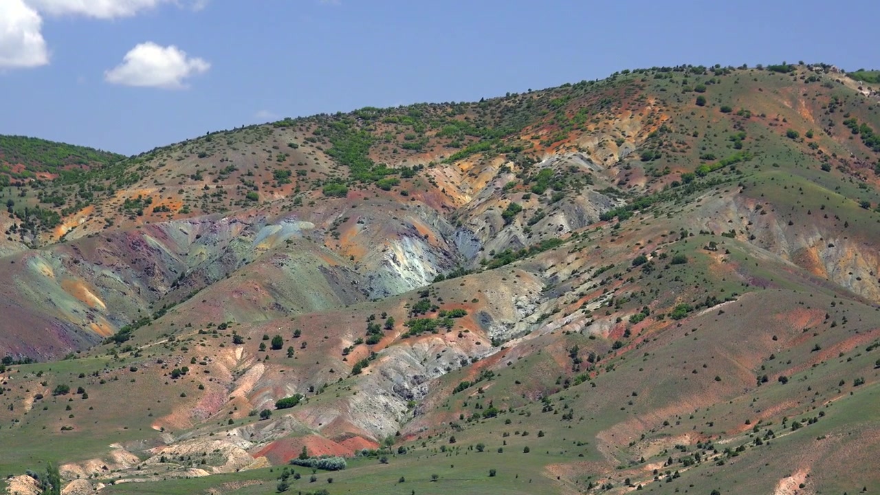 Formações Rochosas Geológicas Coloridas em uma Encosta de Montanha