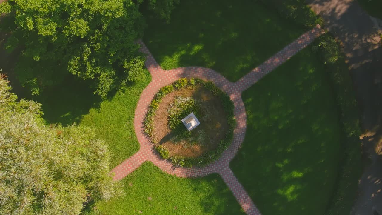 gran lecho de flores redondo en la plaza pública. vista de lechos de flores redondos en el parque en verano. aéreo