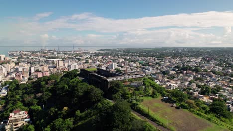 Ciudadela-Fuerte-Adelaida-Con-Vistas-A-Port-Louis,-Mauricio,-Con-Paisaje-Urbano-Y-Cielos-Despejados,-Vista-Aérea