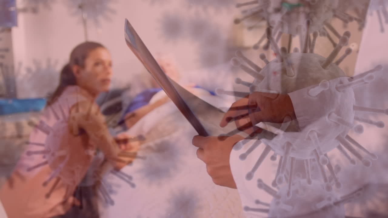 코로나19가 백그라운드에서 의사와 이야기하는 고령 여성 환자에 퍼지고 있습니다.