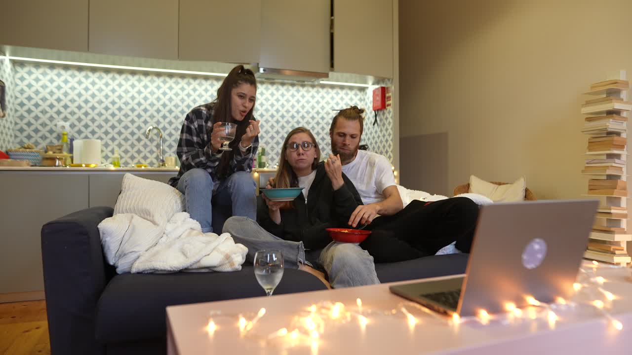 amigos viendo una película