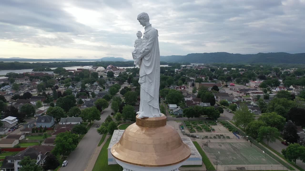 vista aérea del paisaje urbano con la estatua