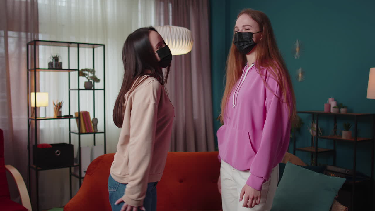 amigas con cara médica protectora con un codo saludando apretones de mano evitan el coronavirus