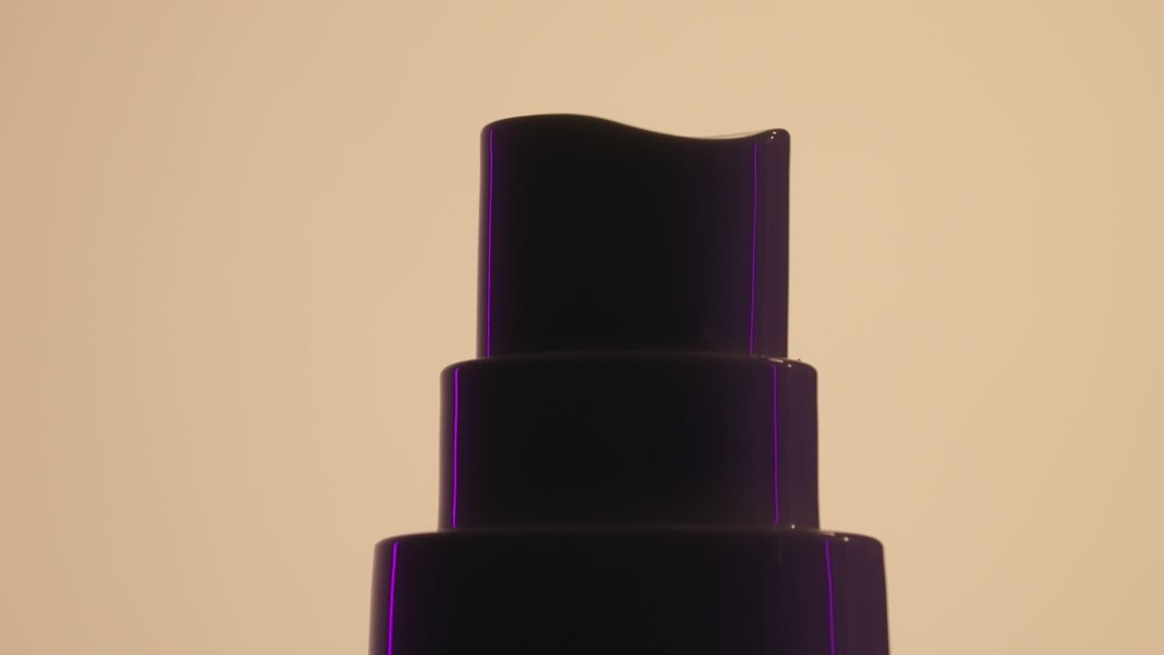 bote dosificador de crema cosmética girando sobre fondo crema