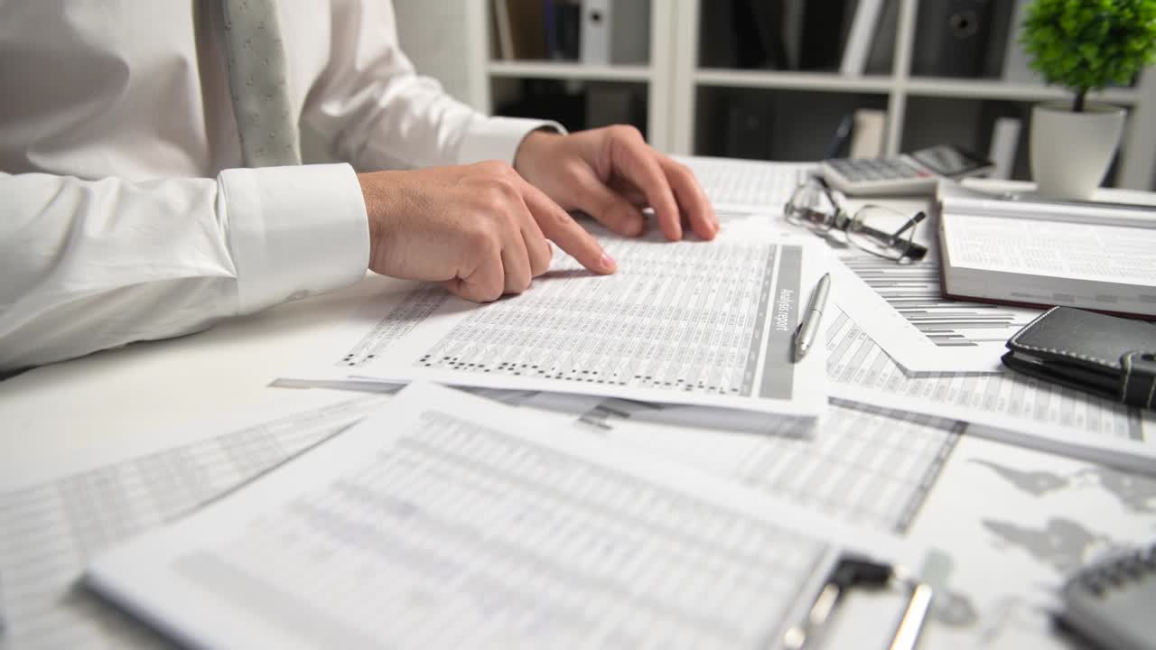 hombre de negocios que trabaja en la oficina y calcula las finanzas, lee y escribe informes. concepto de contabilidad financiera empresarial.