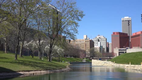 Toma-De-Establecimiento-Del-Centro-De-Omaha-Nebraska-1