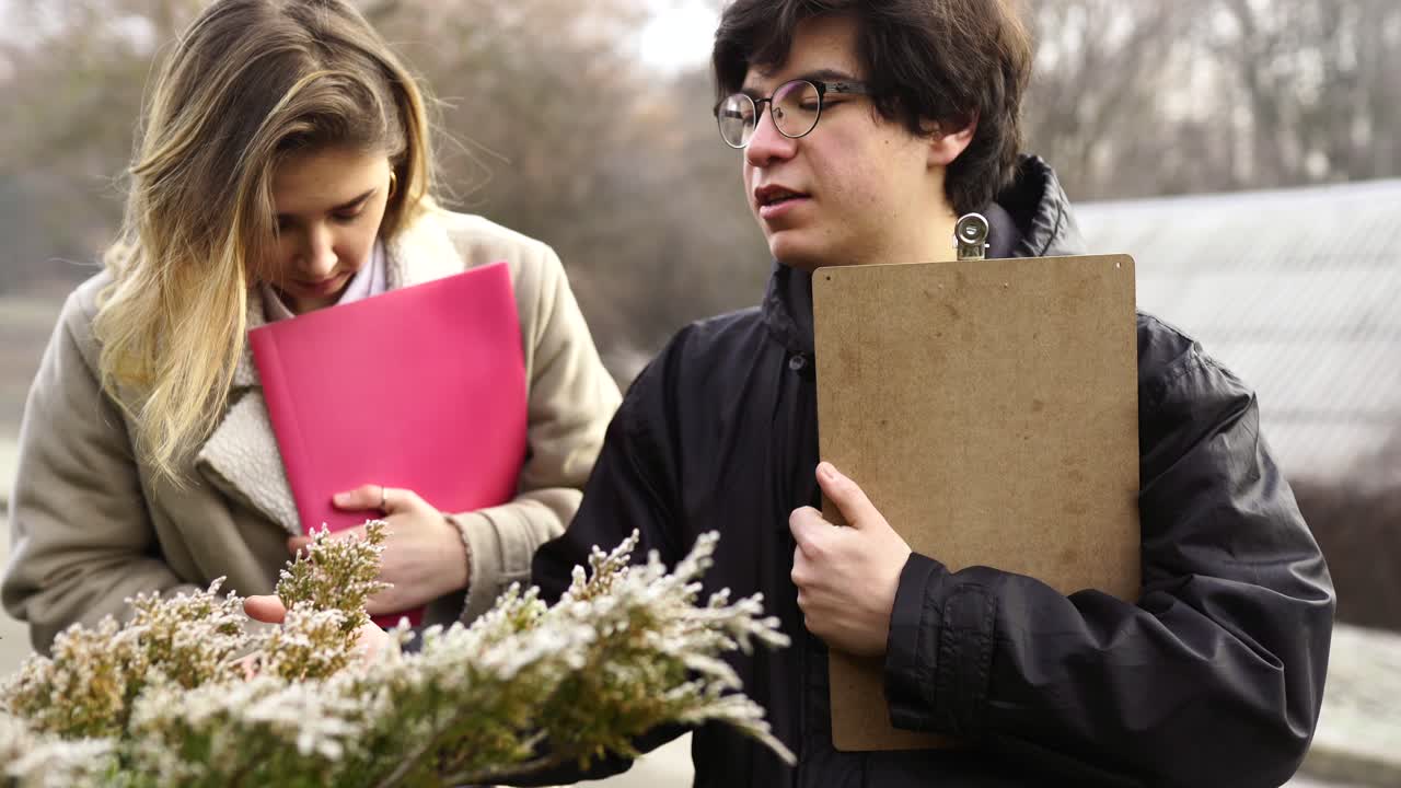 야외 연구를 수행하는 학생