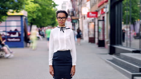 mujer de negocios en la calle de la ciudad