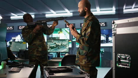 un soldado del ejército en el centro de mando empacando armas.