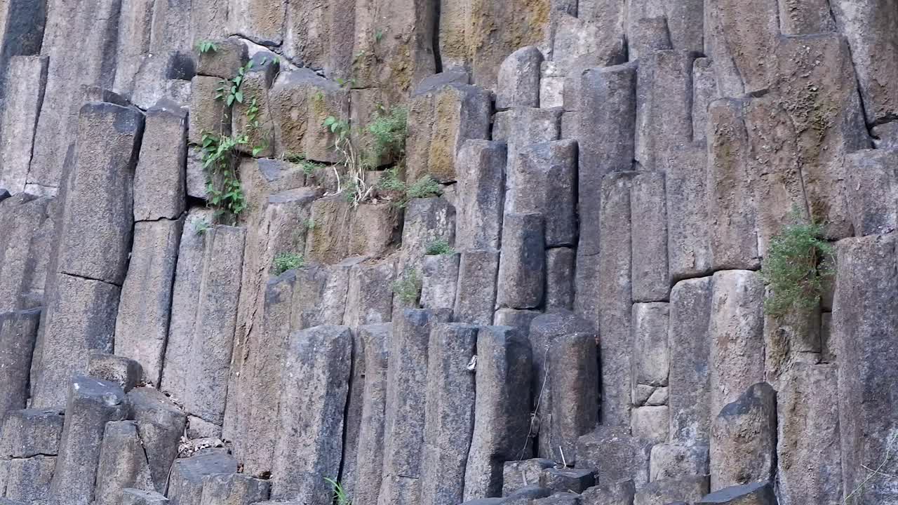 자연 지질학적 형성 기둥 모양의 바살트 암석 절벽,  아래로 기울어