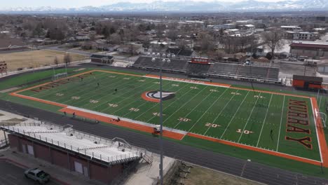 Volando-Sobre-El-Campo-De-Fútbol-De-Los-Spartans-De-La-Ciudad-De-Murray-En-Utah