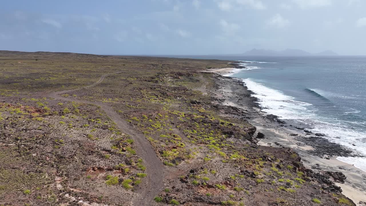 tomado por un dron, el paisaje prístino de la isla de sao vicente, cabo verde, campos de lava, rocas volcánicas y el océano atlántico