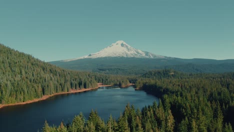 Montaña-Nevada-Aérea-De-4k-Con-Lago-En-Primer-Plano-Camión-De-Drones-A-La-Derecha