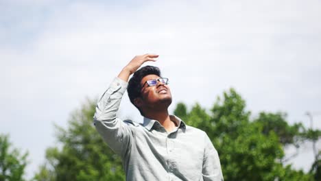 hombre mirando hacia el sol