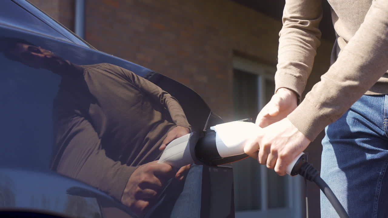 черная машина на открытом воздухе