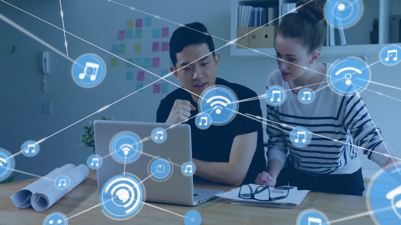 animación de la red de conexiones con iconos sobre diversos colegas discutiendo el trabajo en la oficina