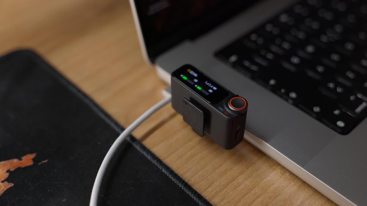 el receptor dji mic 2 conectado a la computadora portátil a través del puerto usb
