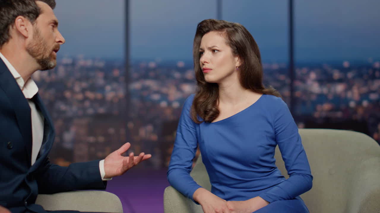 dos programas de televisión muestran a personas discutiendo problemas mundiales globales en el estudio de aire de cerca.