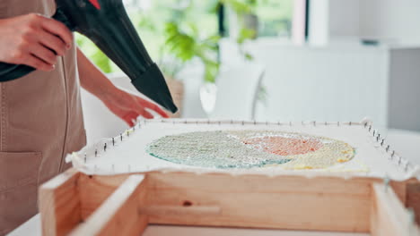 creando una pieza de arte circular colorida