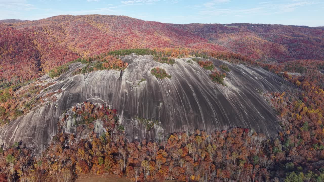 órbita aérea de Stone Mountain, Carolina del Norte