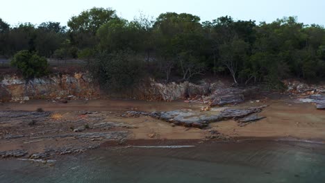 Grüner-Wald-An-Der-Felsigen-Küste-In-East-Point-Suburb,-Darwin-City,-Northern-Territory,-Australien