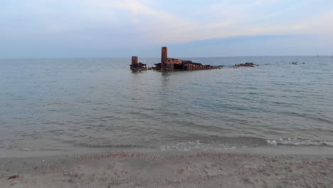 Drone-Video-Bajo-Vuelo-Ascendiendo-Sobre-Naufragio-Mar-Azul-Aguas-Grecia-Atardecer