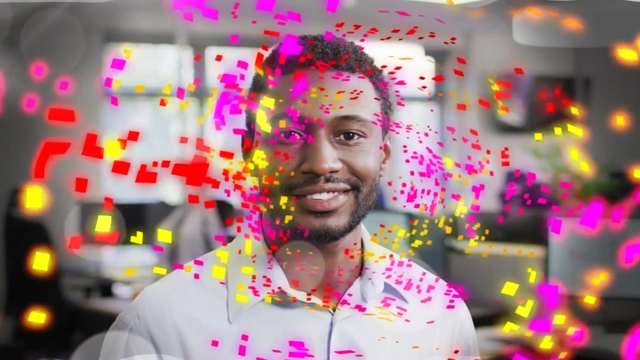 Uomo che mantiene lo sguardo, sorridendo mentre un effetto bokeh di coriandoli si sovrappone al viso, celebrando una vittoria aziendale.