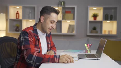 Preparación-De-Propuesta-De-Matrimonio-Con-Anillo-En-Mano.