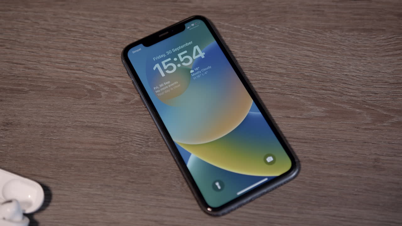 iphone con ios y airpods pro slow pan