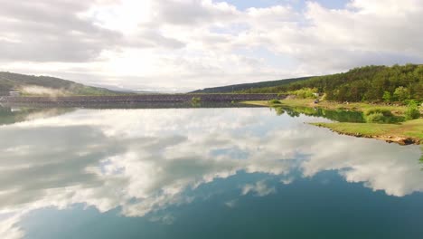 hermoso reflejo de las nubes en un lago tranquilo