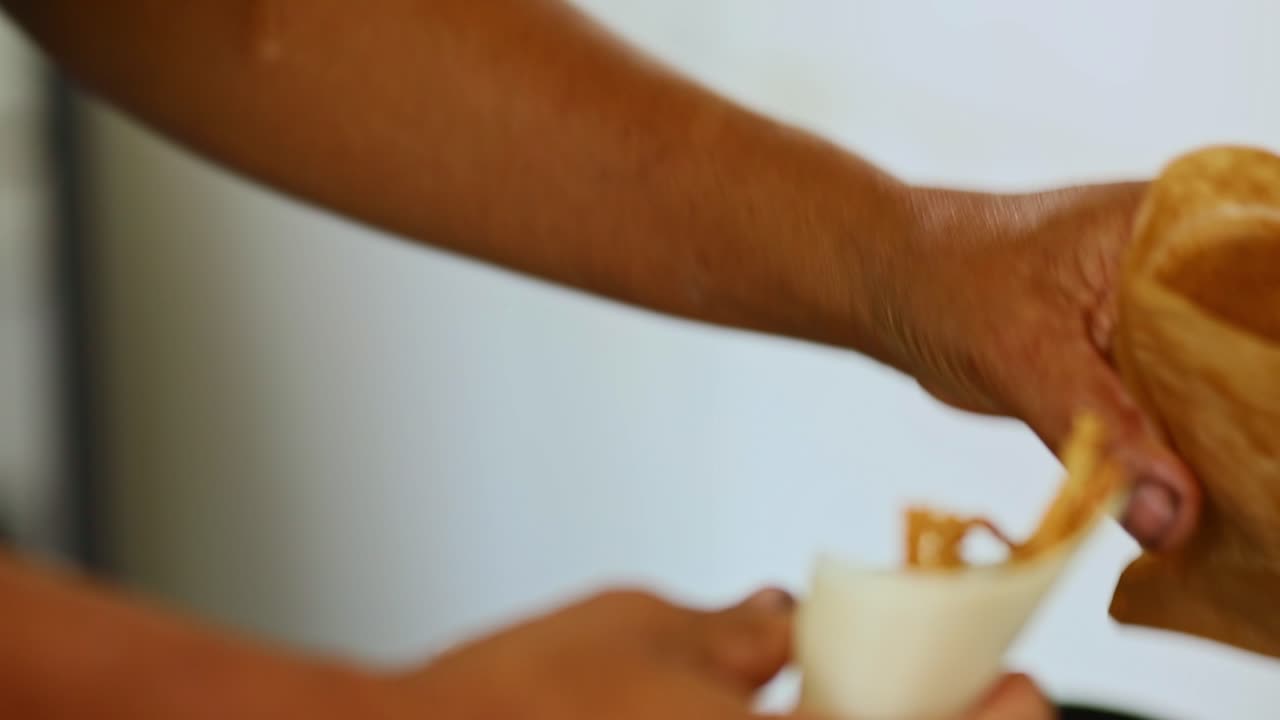crujiente tempura frita victoria amazonica hojas con nueces de árboles en la selva amazónica de granjas ecológicas - vista aislada de un cono de papel que sirve