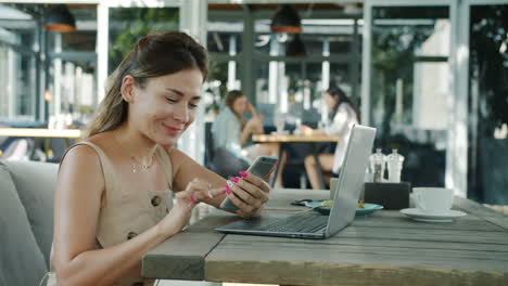 mujer trabajando en un café