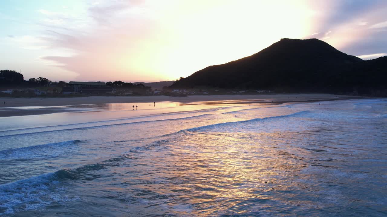 puesta de sol vista aérea de la playa de berria en cantábrico, españa
