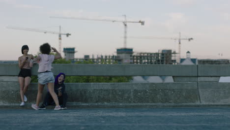 Tanzende-Frau,-Junge,-Glückliche-Gemischtrassige-Tänzerin,-Fünf-Freunde,-Die-Lachen-Und-Erfolgreiche-Streetdance-Übungen-Bei-Sonnenuntergang-Genießen