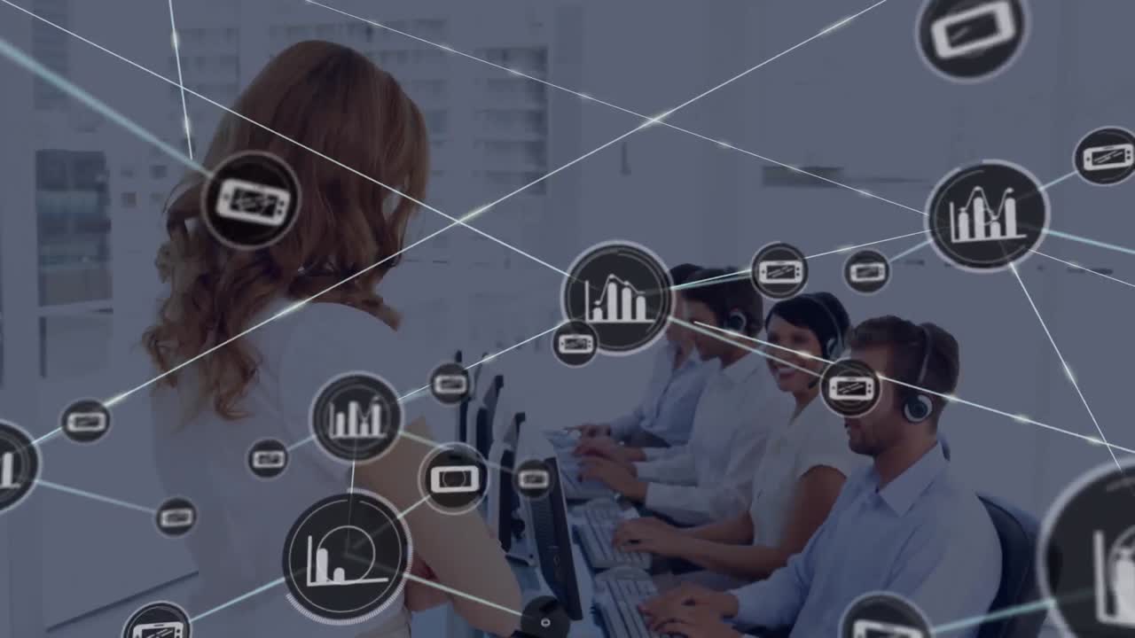 animación de la red de conexión con iconos sobre personas de negocios que usan auriculares de teléfono