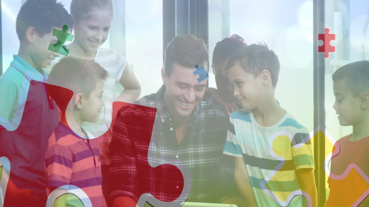 animación de piezas de rompecabezas coloridas sobre niños de escuela con un maestro masculino