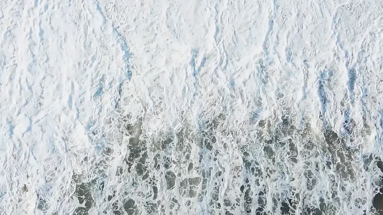 강력 한 바다 파도 의 공중 에서 볼 수 있는 모습