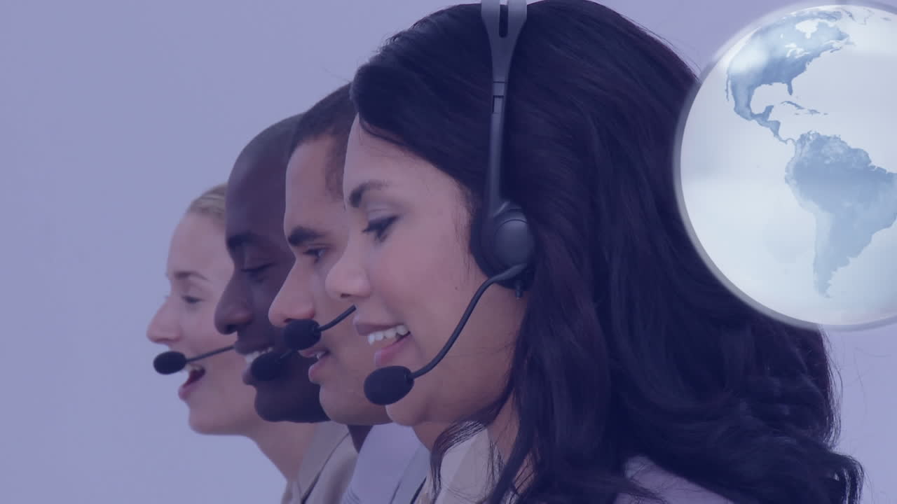 Animazione di globo sovrapposto a professionisti con cuffie telefoniche
