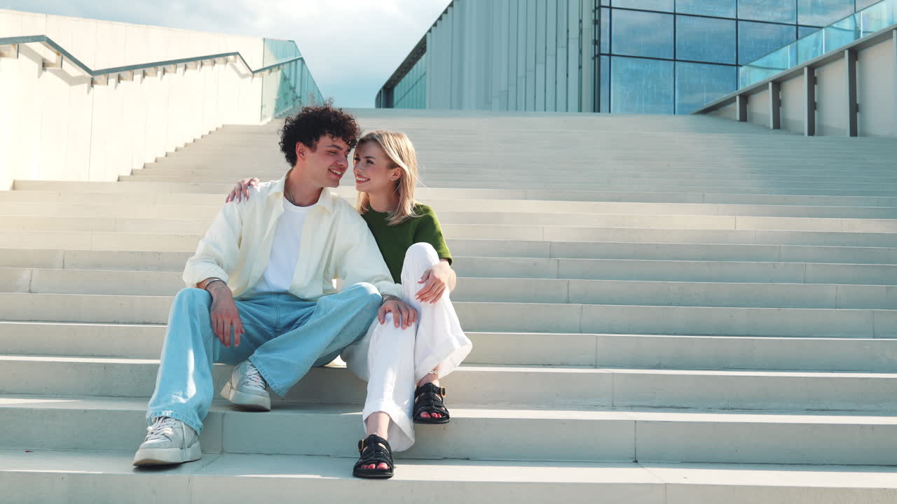 야외 계단 에 앉아 있는 부부