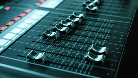 control remoto para ajustar el sonido. mezclador de audio. ingeniero de sonido ajusta el sonido. festival de música. cambiar el nivel de volumen. estudio de grabación. rodar un programa de televisión, un concierto. transmisión en vivo
