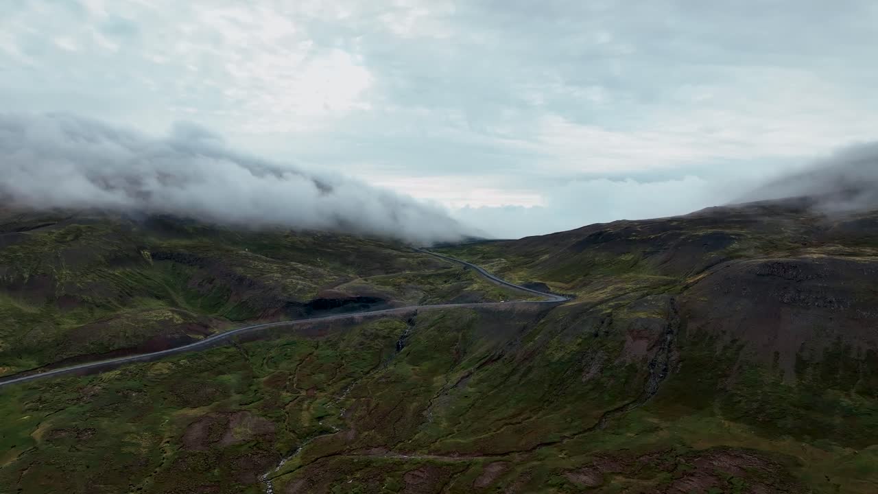 vista aérea de una carretera de montaña en borgarfjordur, este de islandia - toma de un avión no tripulado